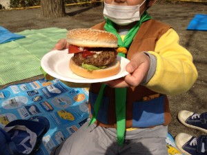 顔より大きなハンバーガー