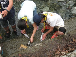 捕まえた魚は自分でさばきます。