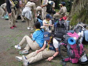 帰りは、重い荷物を背負ってバス停まで歩きます。（休憩中の写真）