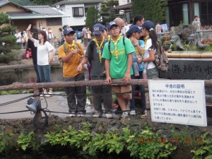 忍野八海の湧水を見学